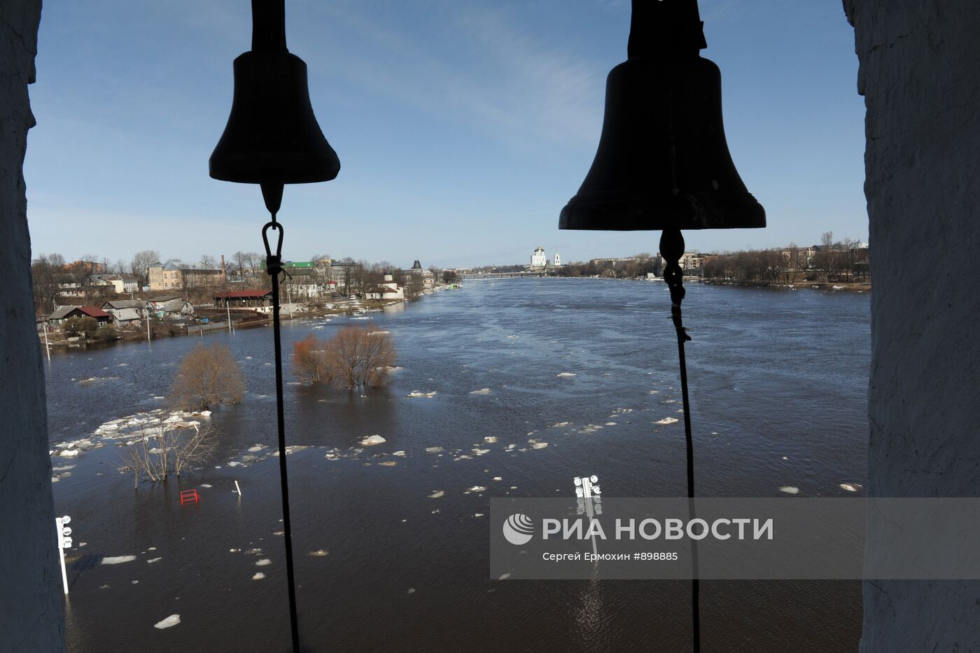 Вид на реку Великую с колокольни Мирожского мужского монастыря