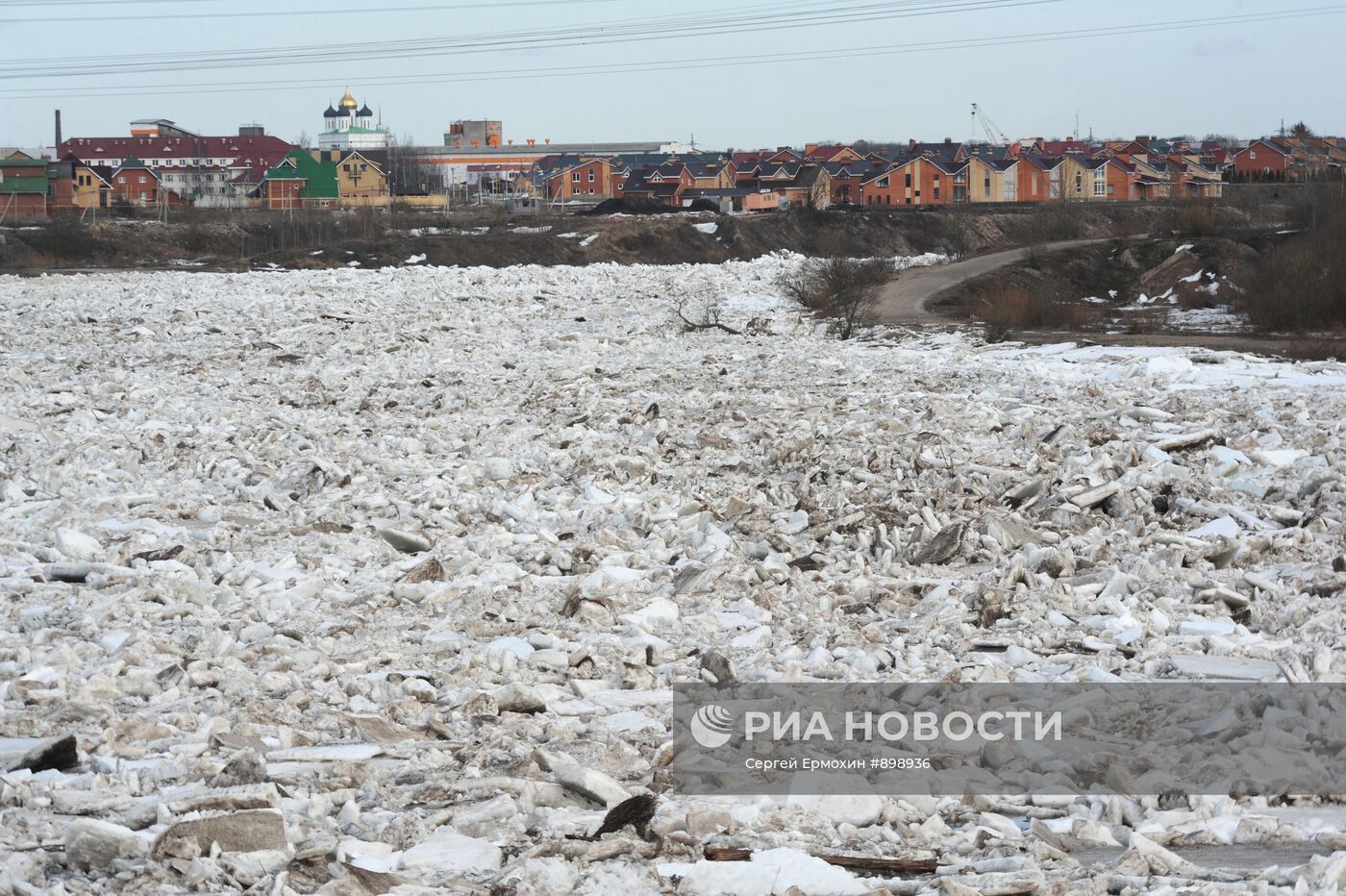 Скопление льда на реке Великой в районе города Пскова