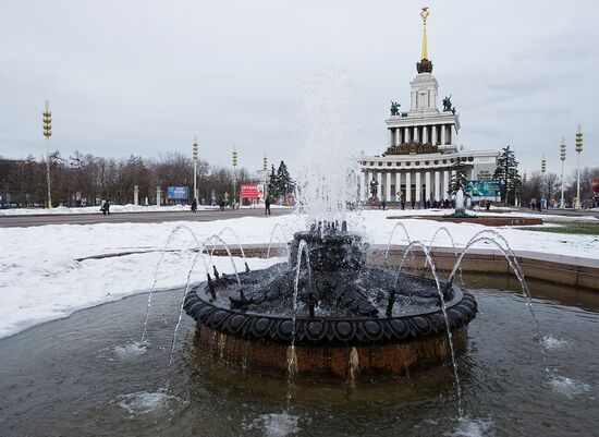 Открытие фонтанов на Центральной аллее ВВЦ