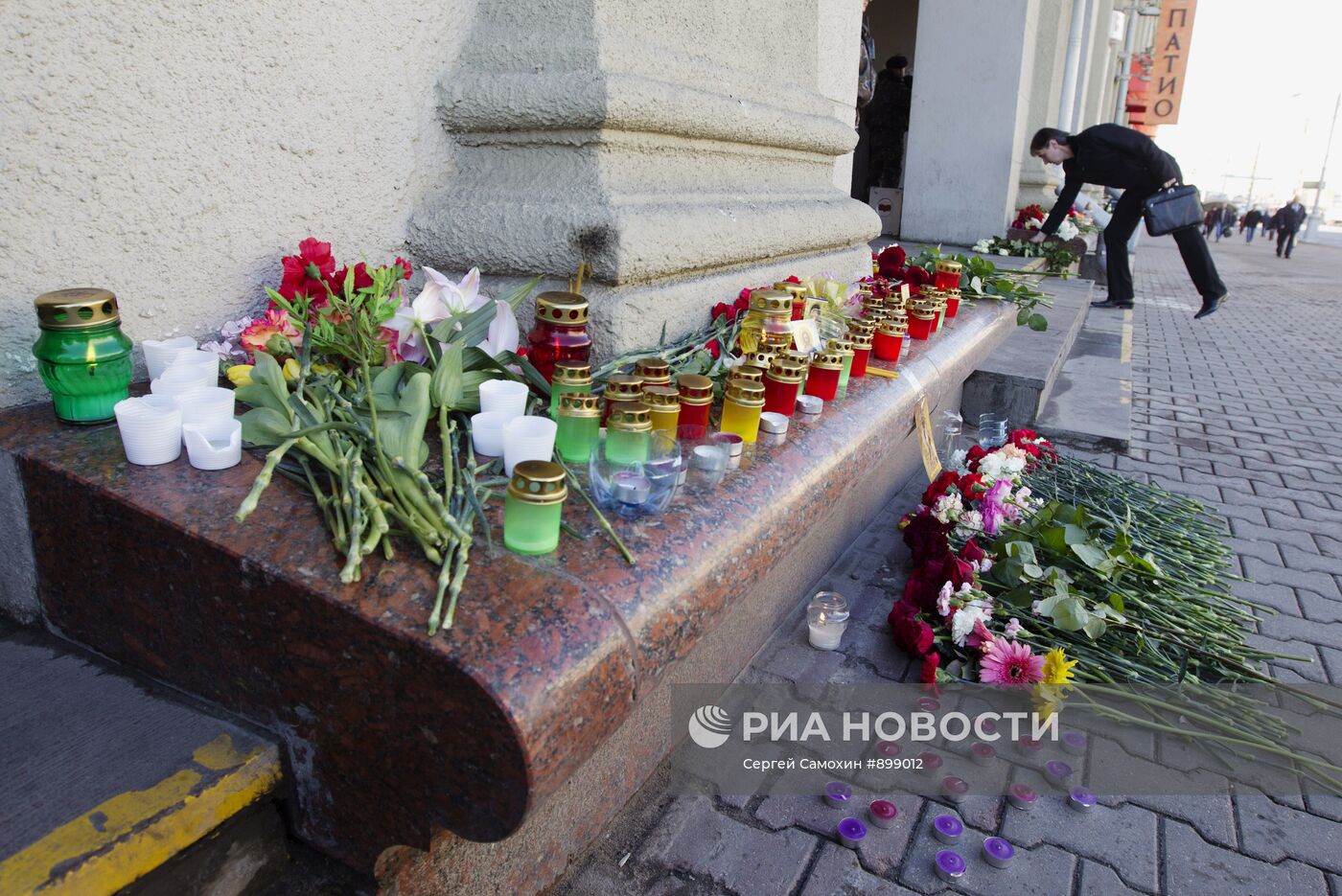 Возложение цветов в память о погибших при взрыве в Минске