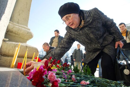Возложение цветов в память о погибших при взрыве в Минске