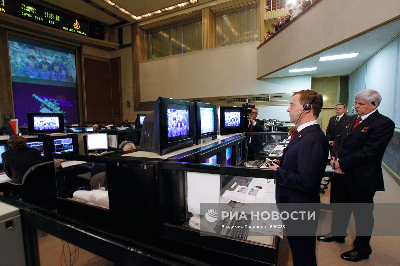 Д.Медведев проводит сеанс телевизионной связи с экипажем МКС
