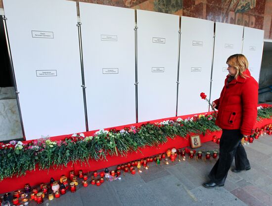 Возложение цветов в память о погибших при взрыве в Минске