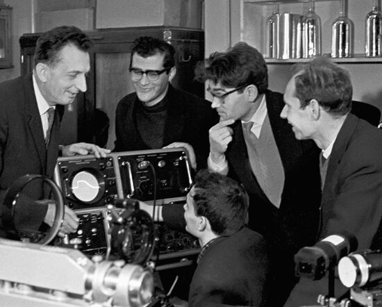 Руководитель лаборатории колебаний Петр Прохоров