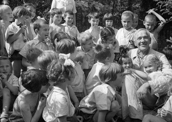 Писатель Корней Чуковский с детьми
