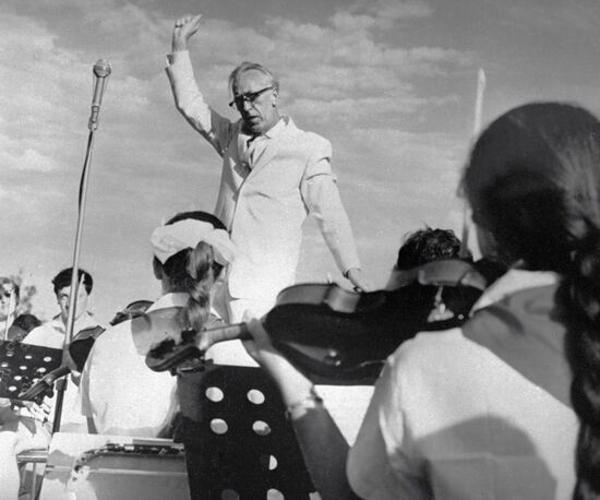 Композитор Дмитрий Борисович Кабалевский дирижирует детским оркестром