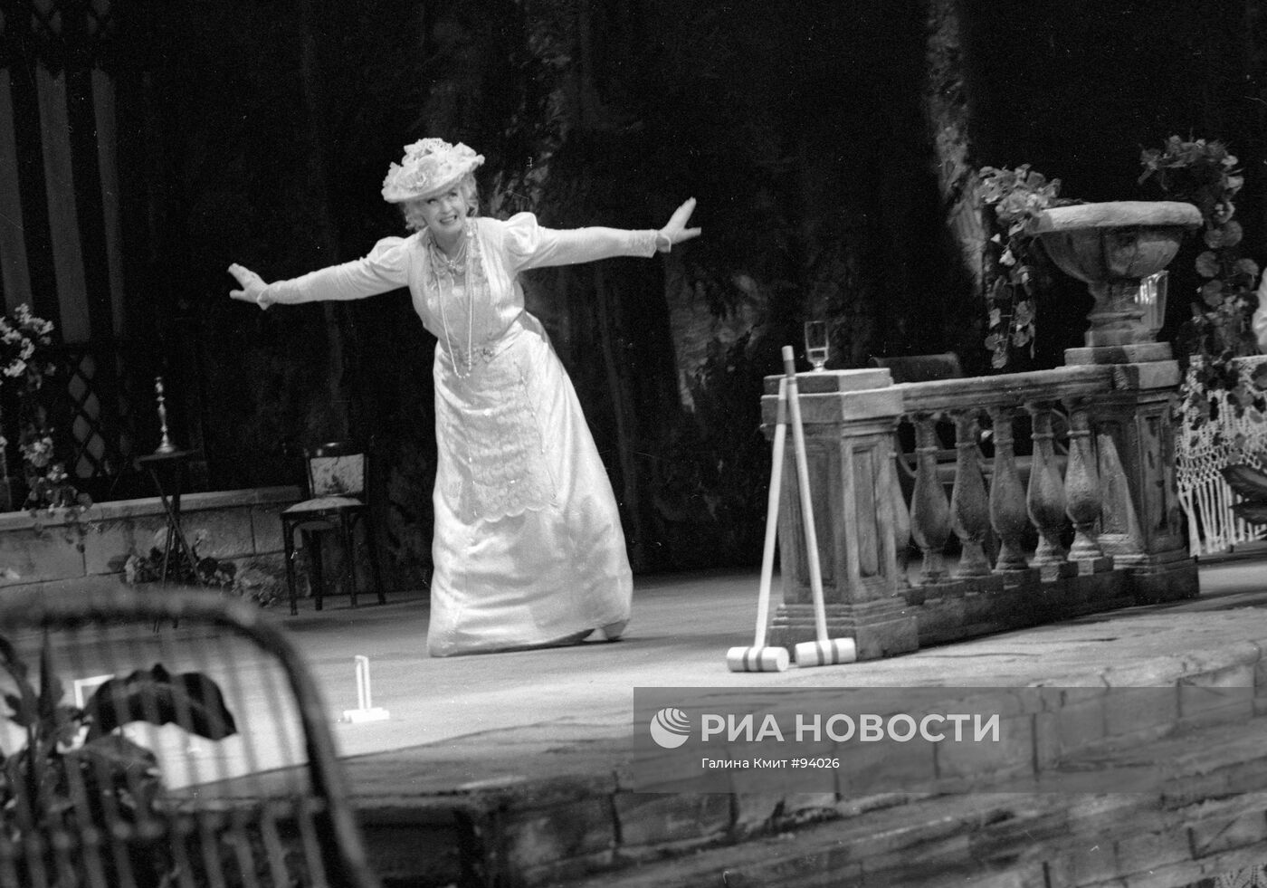 Актриса Нина Шацкая в роли Аркадиной в спектакле "Чайка"