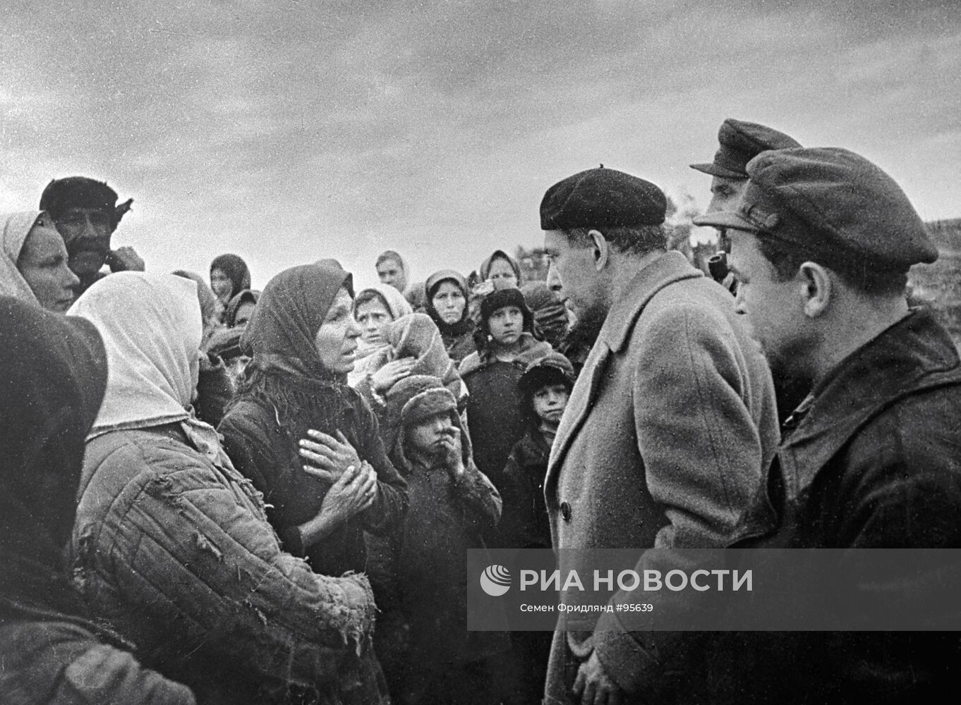 Писатель Илья Эренбург беседует с жителями освобожденного села