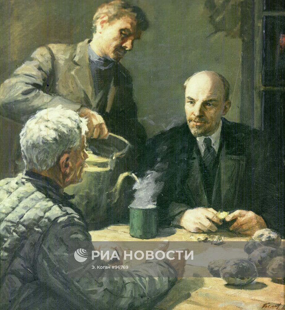 Репродукция картины "В.И. Ленин у рабочих путиловцев в ночь на 29 октября 1917 года"