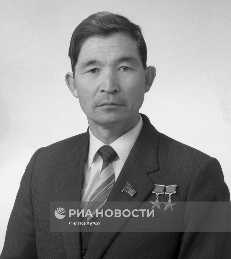 АКМАТОВ