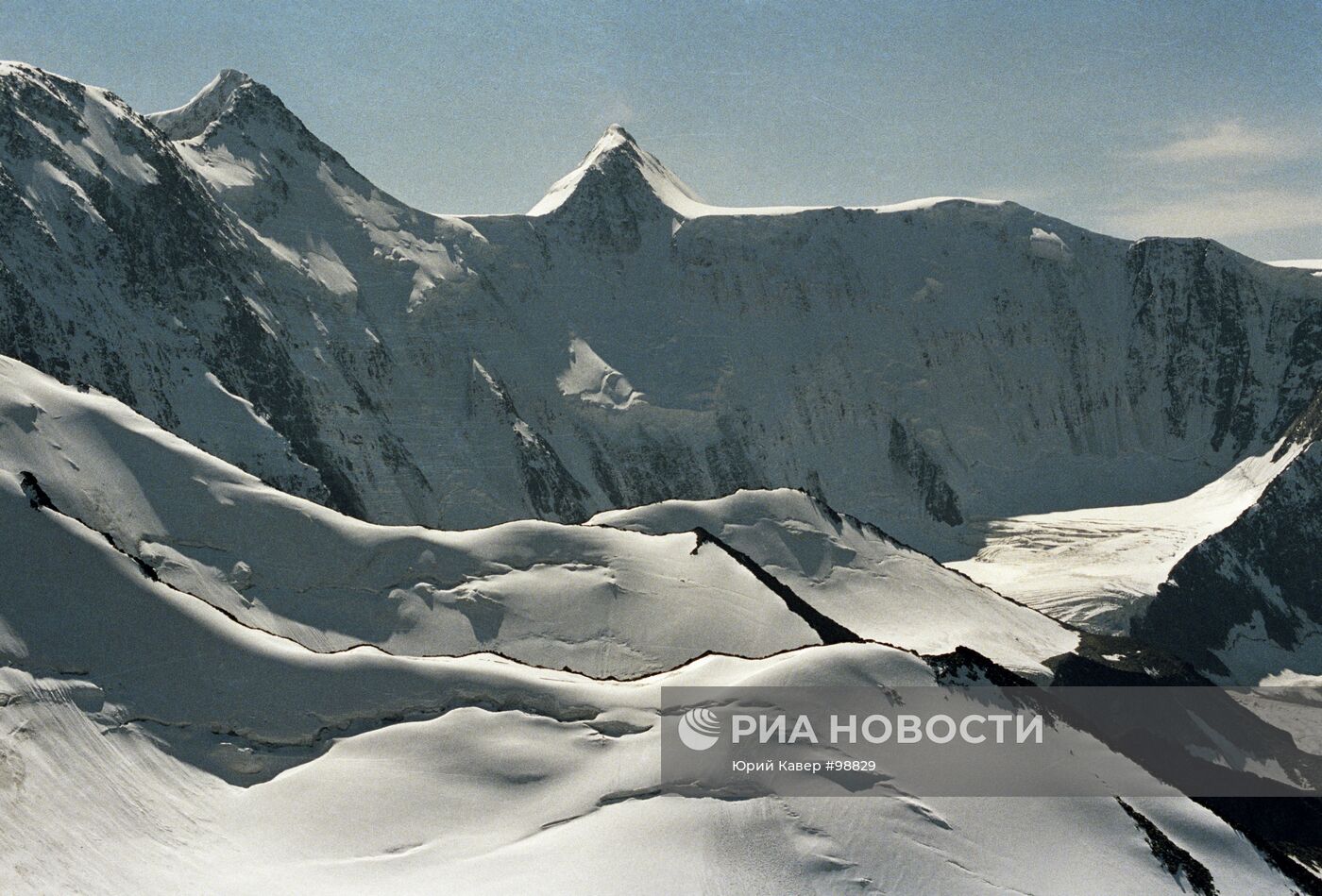 Снег в горах Алтая