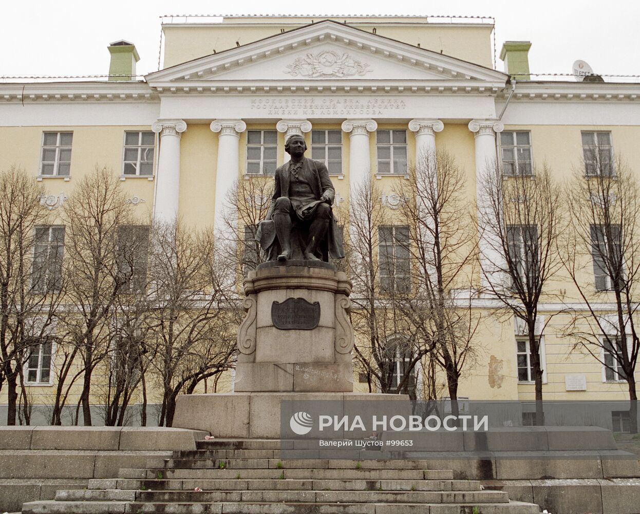 Памятник М.В.Ломоносову у здания МГУ на Моховой