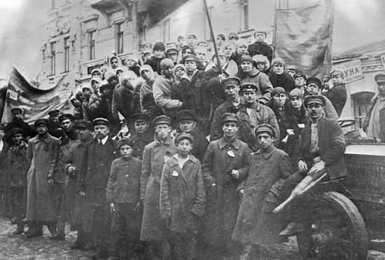 ДЕМОНСТРАНТЫ ЗНАМЕНА