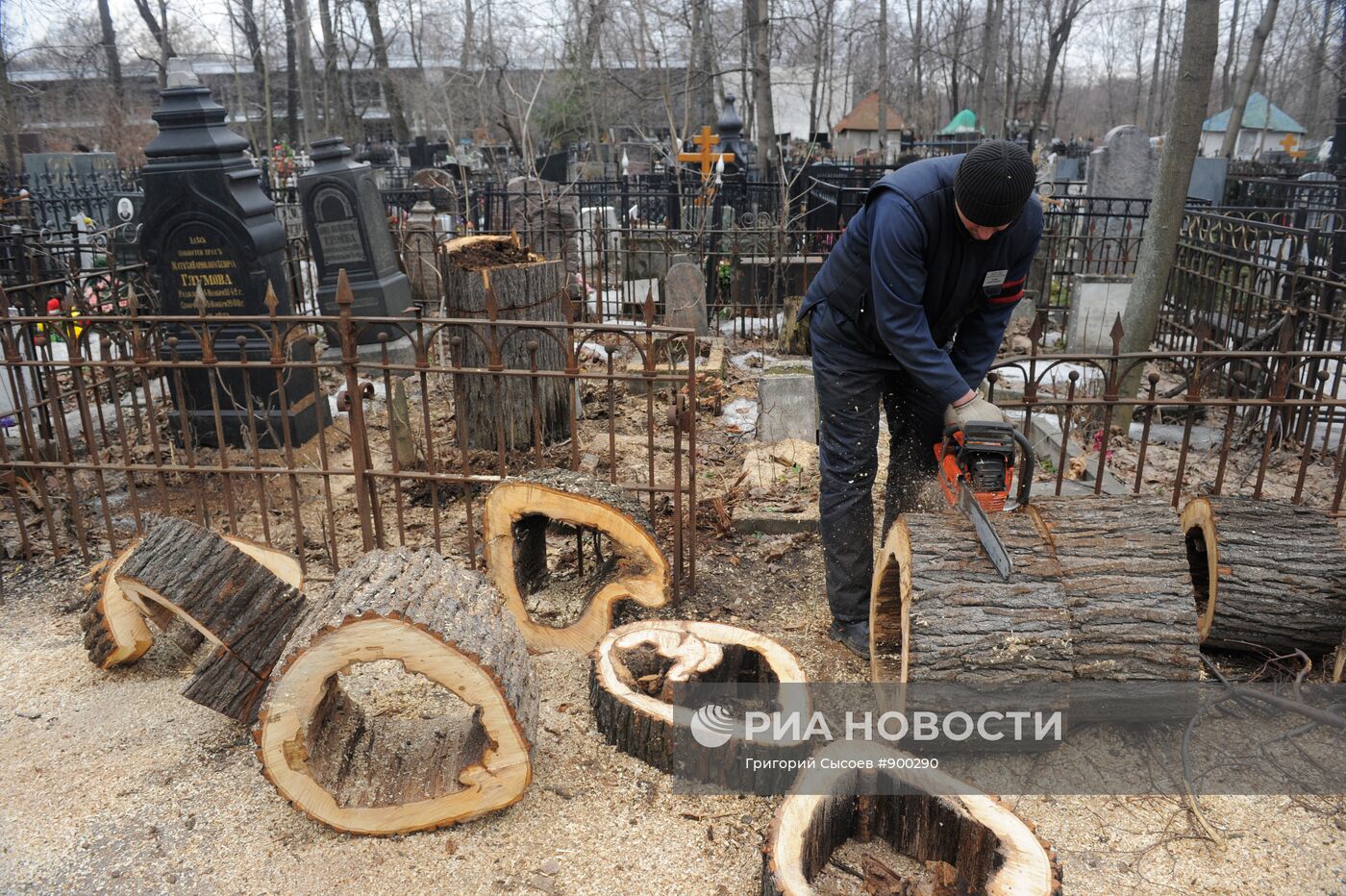 Уборка Ваганьковского кладбища к Пасхе