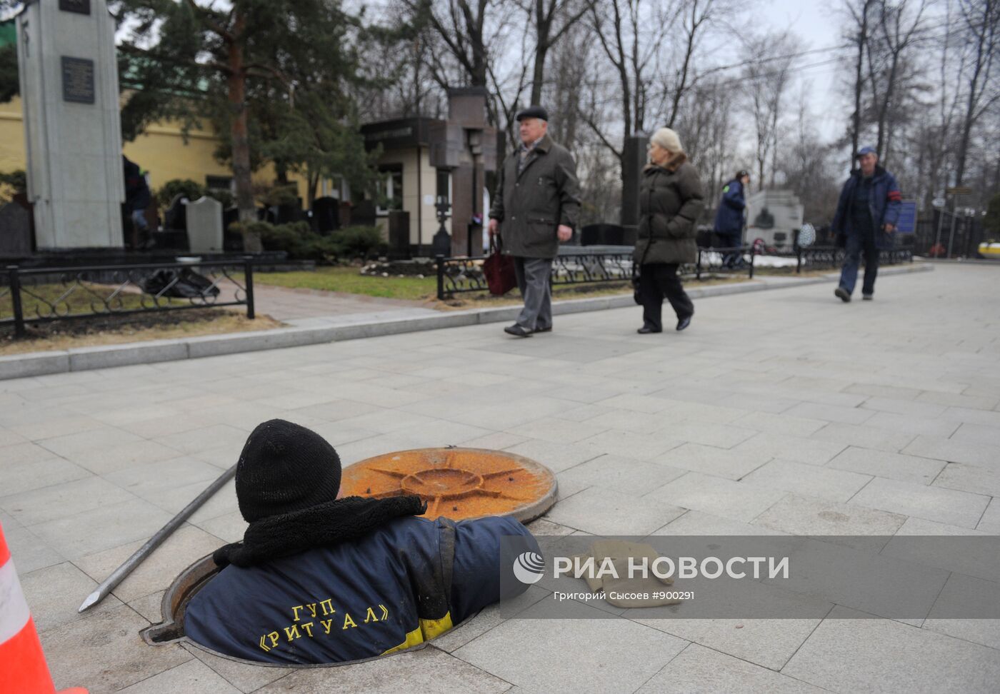 Уборка Ваганьковского кладбища к Пасхе