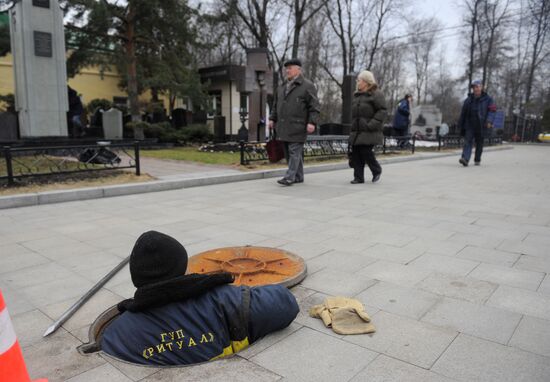 Уборка Ваганьковского кладбища к Пасхе