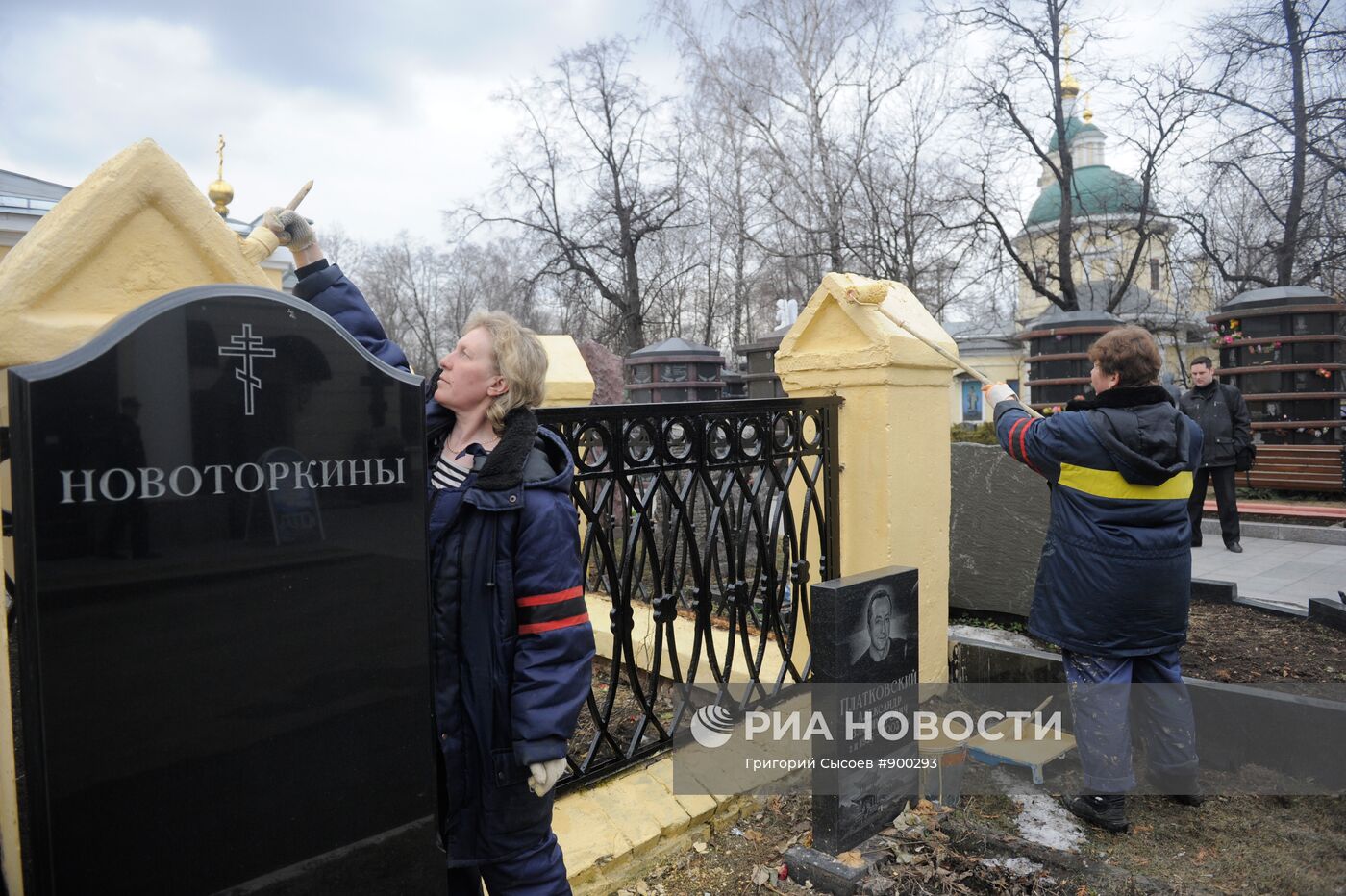 Уборка Ваганьковского кладбища к Пасхе