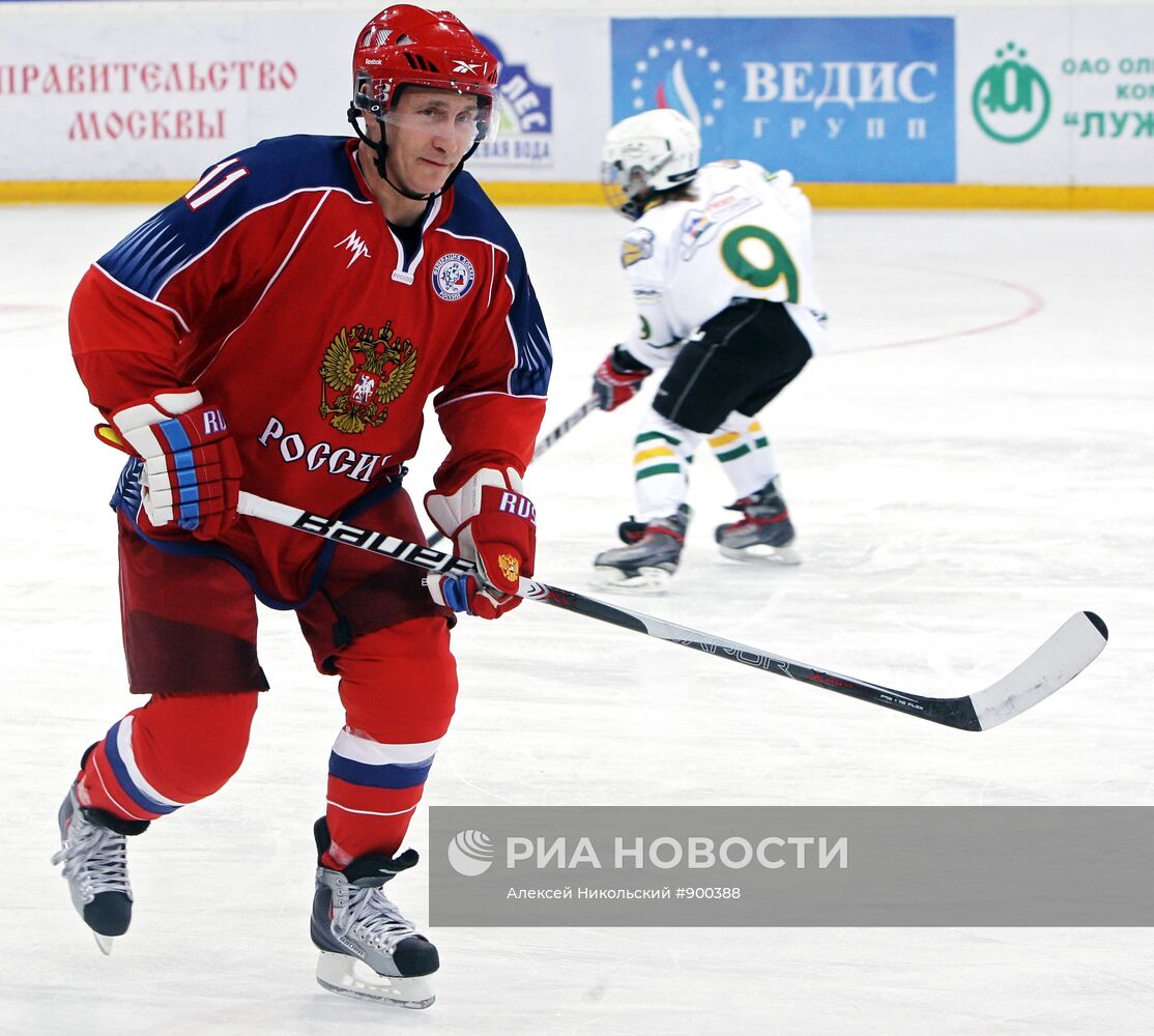 В.Путин принимает участие в тренировке юных хоккеистов