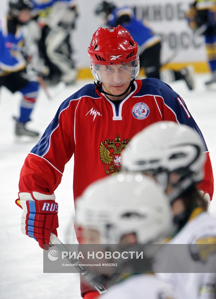 В.Путин принимает участие в тренировке юных хоккеистов