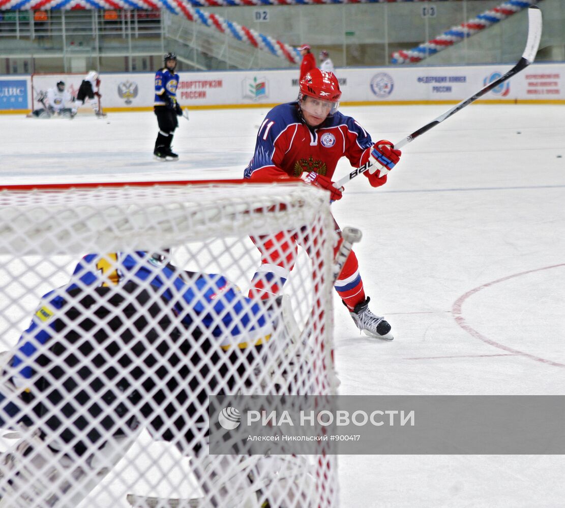 В.Путин принимает участие в тренировке юных хоккеистов