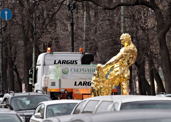 Транспортировка скульптуры "Самсон" по Невскому проспекту