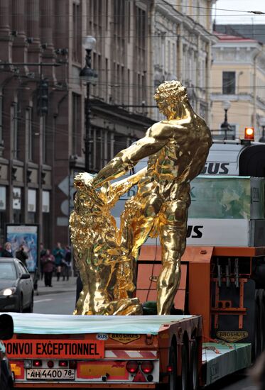 Транспортировка скульптуры "Самсон" по Невскому проспекту
