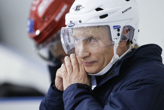 В.Путин на хоккейной тренировке в Москве