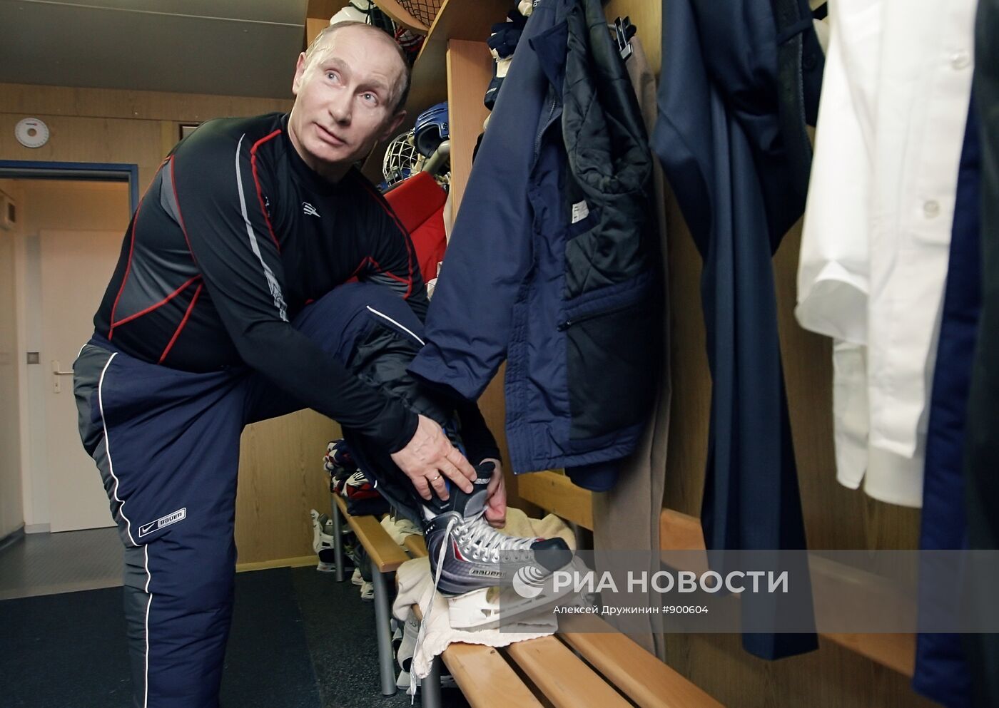 В.Путин на хоккейной тренировке в Москве