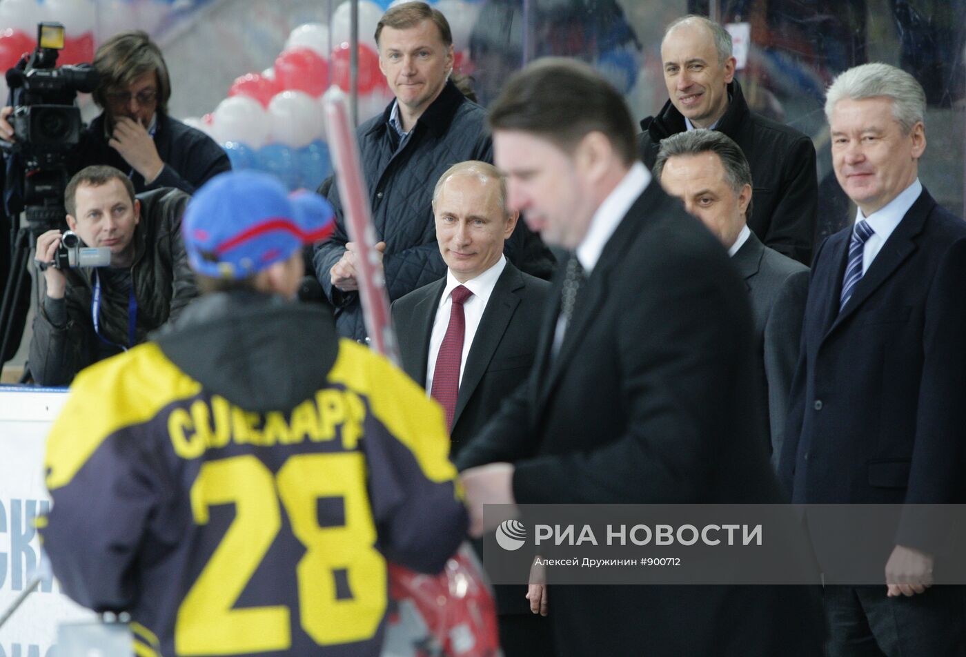 В.Путин на матче детского хоккейного турнира "Золотая шайба"