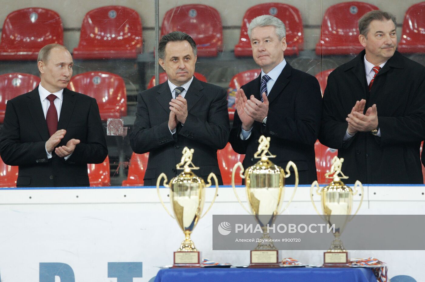 В.Путин на матче детского хоккейного турнира "Золотая шайба"