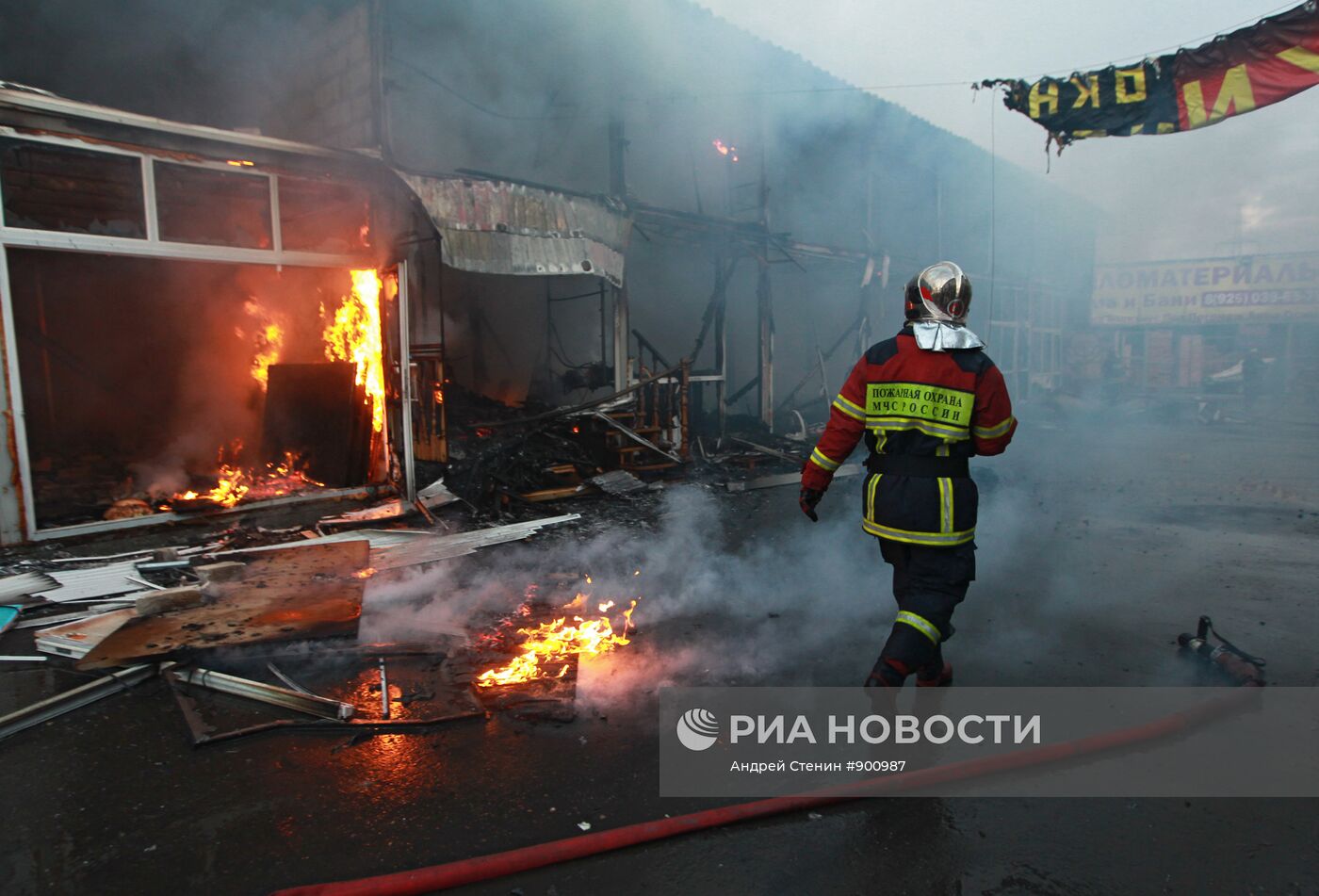 Пожар на строительном рынке в подмосковном Реутове