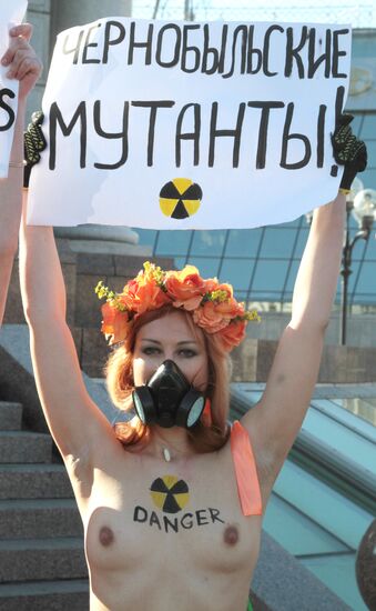 Активистки FEMEN проводят в Киеве акцию "Бардак в Саркофаг"