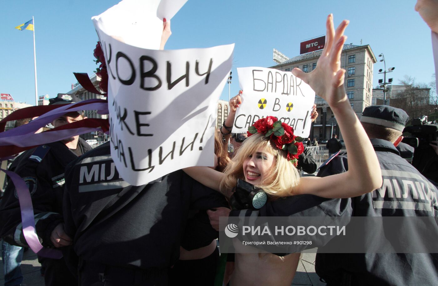 Активистки FEMEN проводят в Киеве акцию "Бардак в Саркофаг"