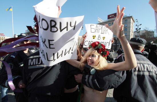 Активистки FEMEN проводят в Киеве акцию "Бардак в Саркофаг"