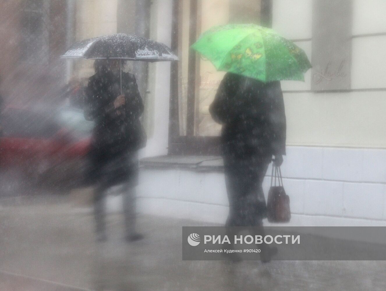 Шквальный ветер и снег в Москве