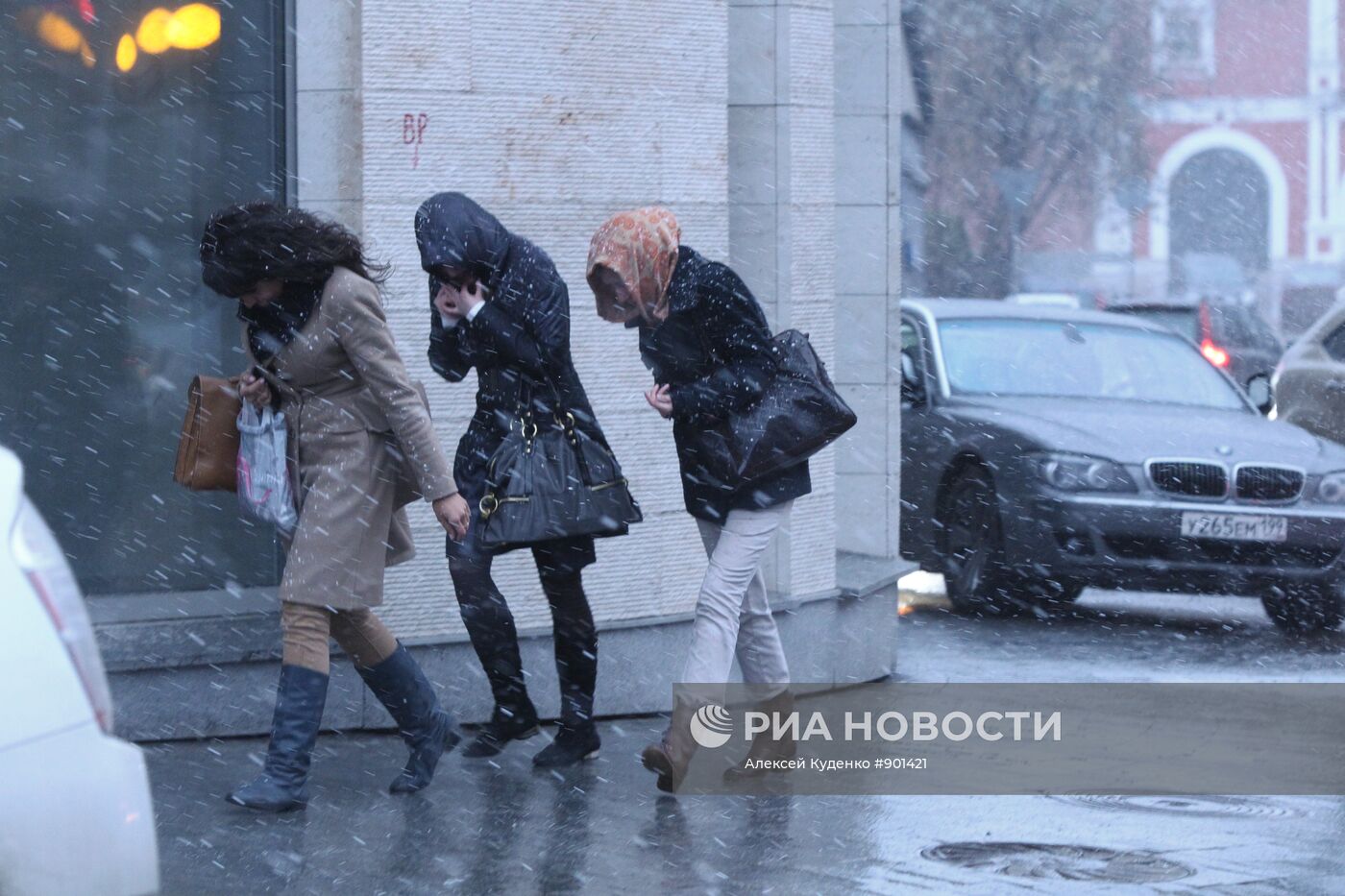 Шквальный ветер и снег в Москве