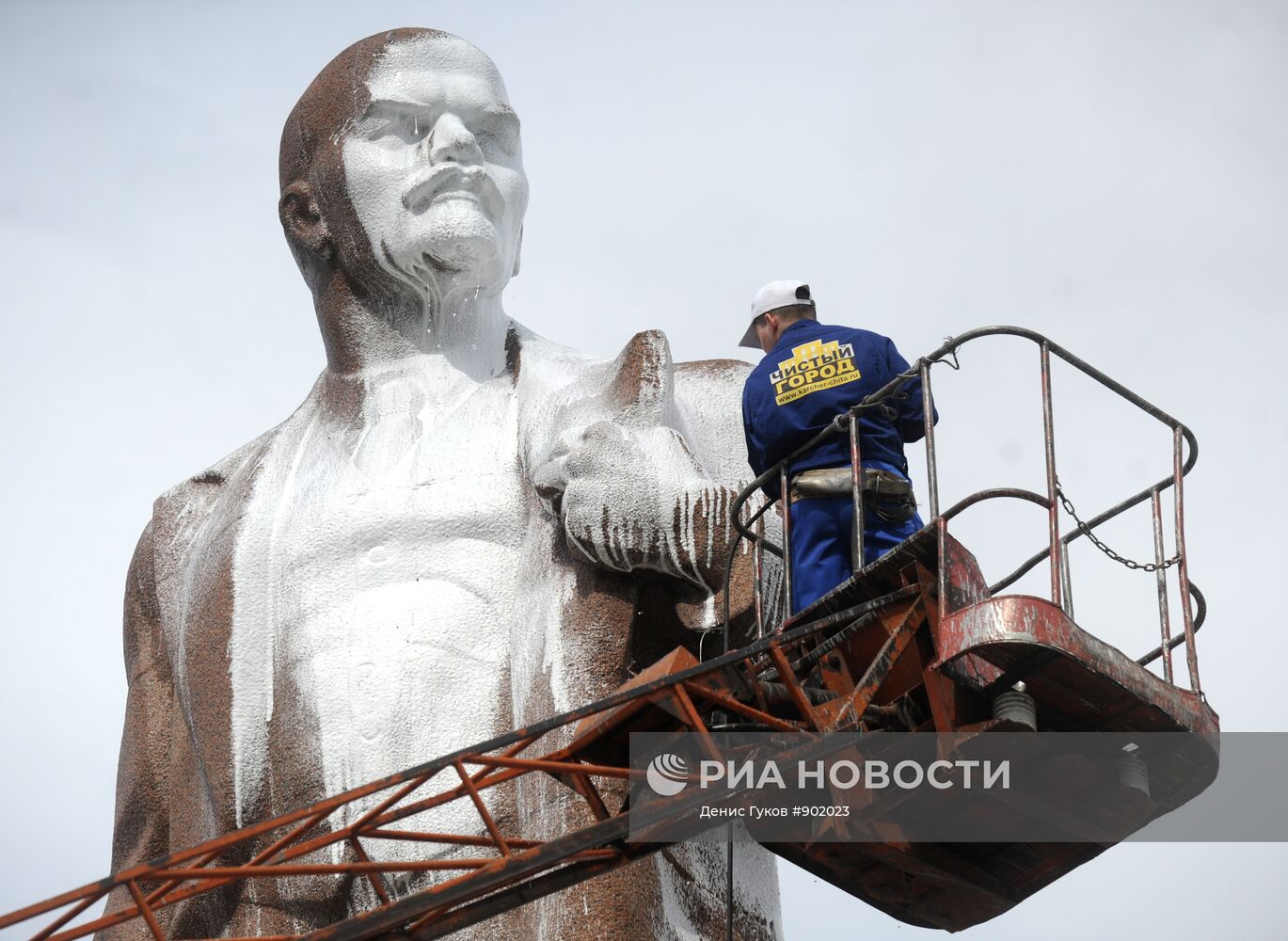 Памятник В. И. Ленину помыли в Чите