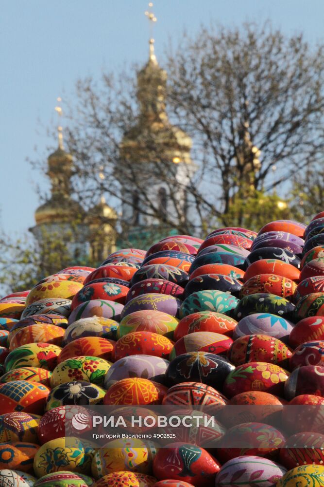 Полусфера, созданная из 3000 писанок