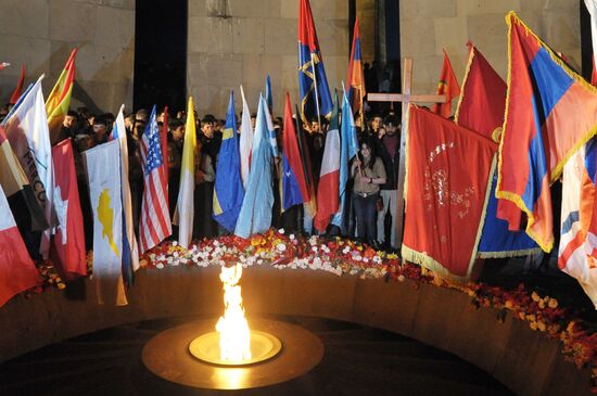 Участники шествия у мемориала памяти жертв геноцида армян