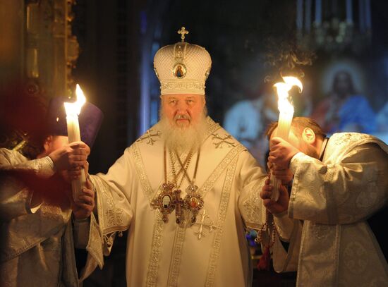 Патриарх Московский и всея Руси Кирилл с Благодатным огнем
