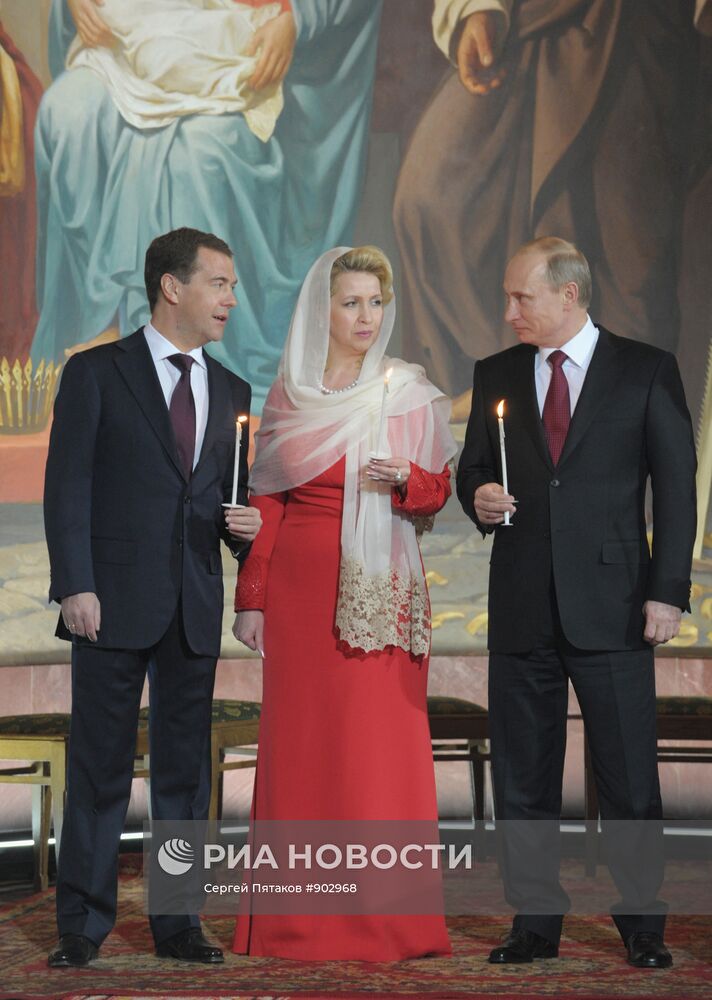 Д.Медведев и В. Путин в храме Христа Спасителя в Москве