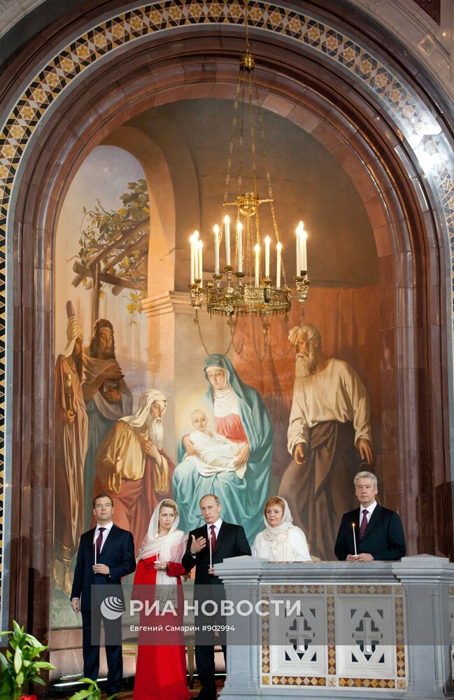 Д.Медведев и В. Путин в храме Христа Спасителя в Москве