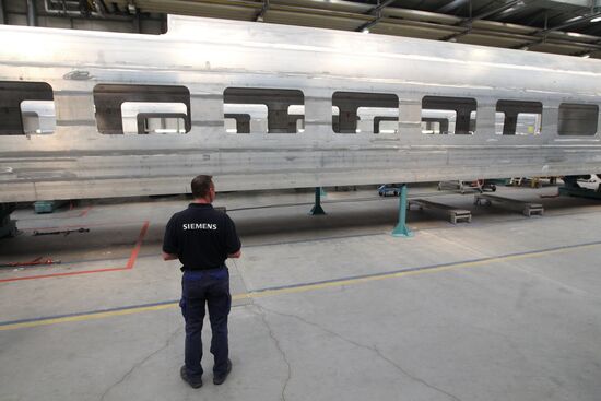 Производство поездов на заводе компании "Сименс"