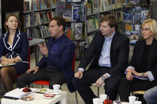 Д.Медведев встретился с представителями интернет-сообщества