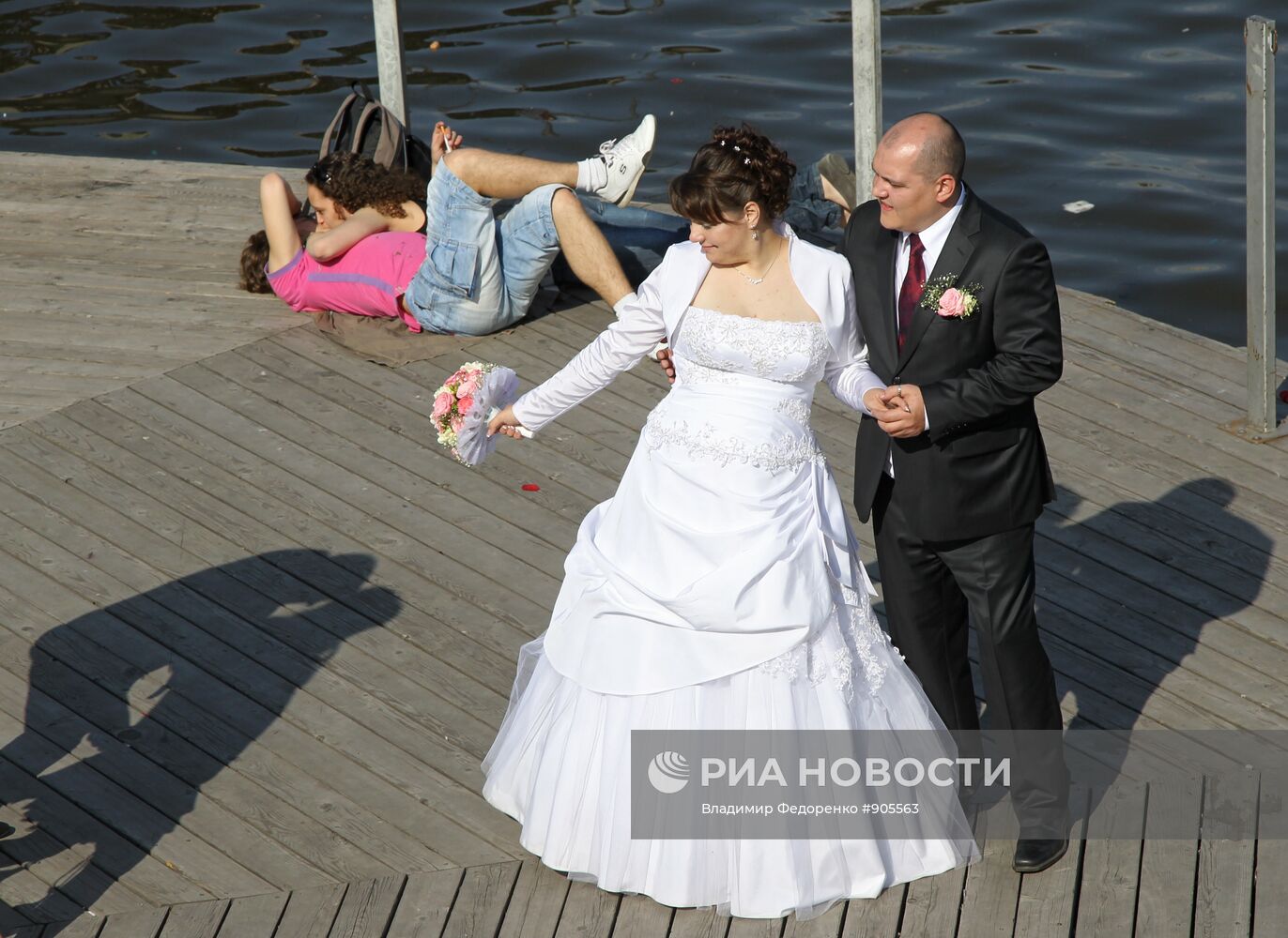 Молодожены на Болотной набережной в Москве