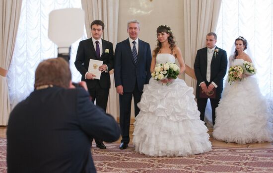 С.Собянин выдал свидетельства о браке пяти молодеженам