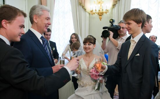 С.Собянин выдал свидетельства о браке пяти молодеженам