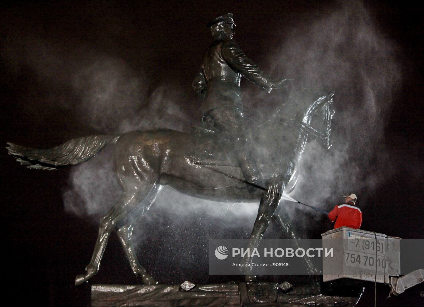 Памятник Г.К.Жукову помыли в Москве