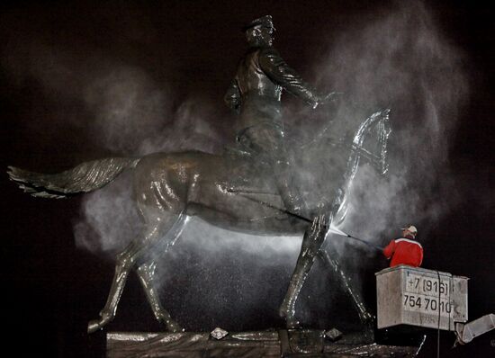 Памятник Г.К.Жукову помыли в Москве