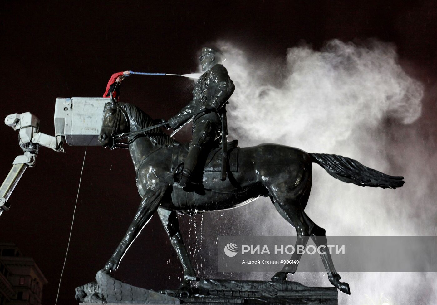 Памятник Г.К.Жукову помыли в Москве